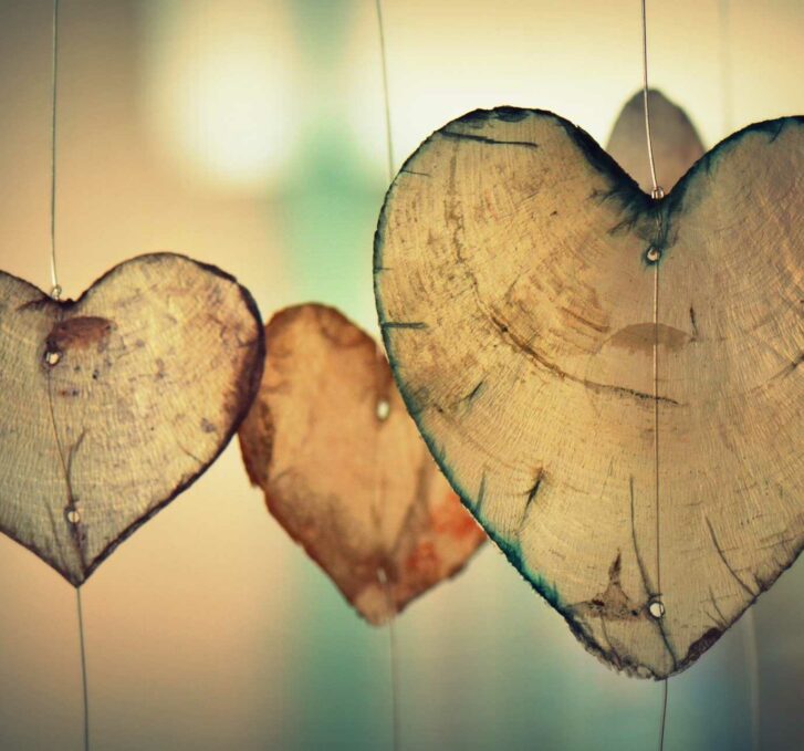 לבבות עץ תלויים