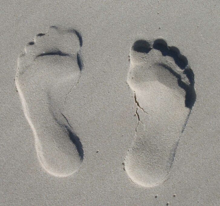 כף רגלי פעוט בחול