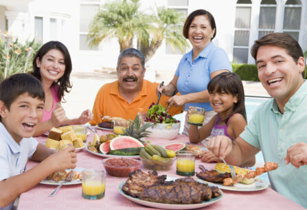 משפחה מקסיקנית בארוחת שפע