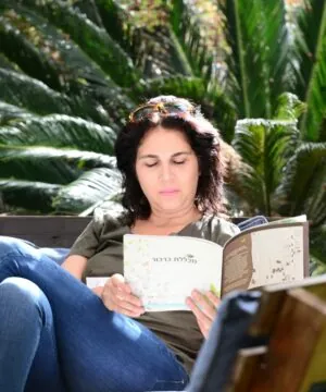 אישה קוראת ספר