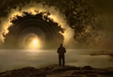 איש עומד מול שקיעה