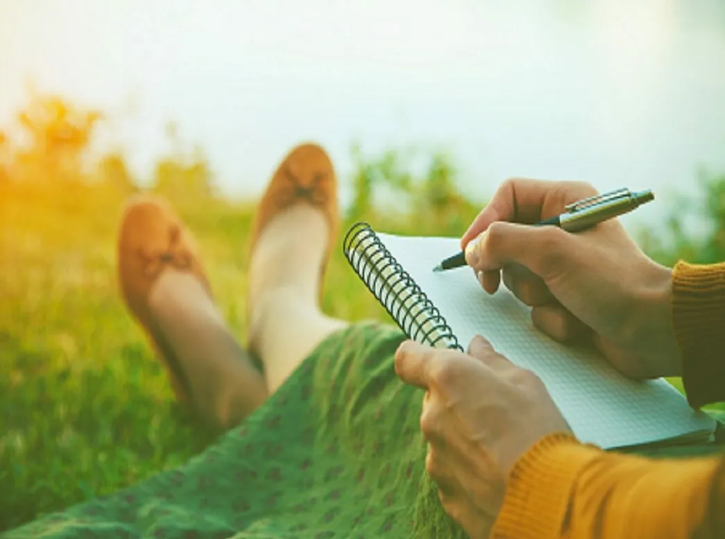 כתיבה במחברת על שפת הנהר